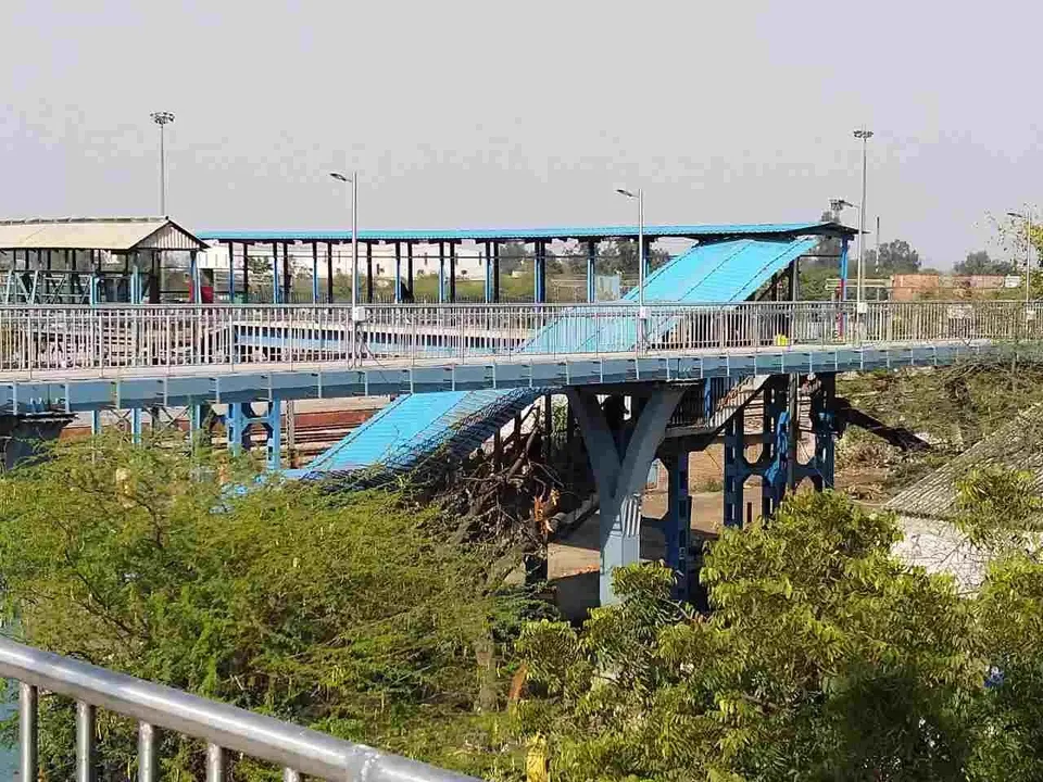 foot overbridge near noida sector 52.jpg