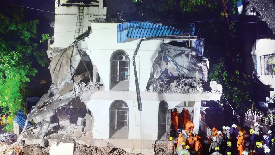 Hospital wall fall Kalwa.jpg