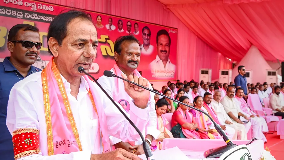 BRS President and Chief Minister K. Chandrashekar Rao addresses the Praja Ashirvada Sabha at Makthal in Narayanapet district of Telangana
