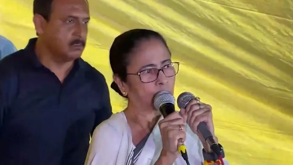 West Bengal CM Mamata Banerjee interreacts with junior doctors who are protesting in front of state health department headquarters in Salt Lake