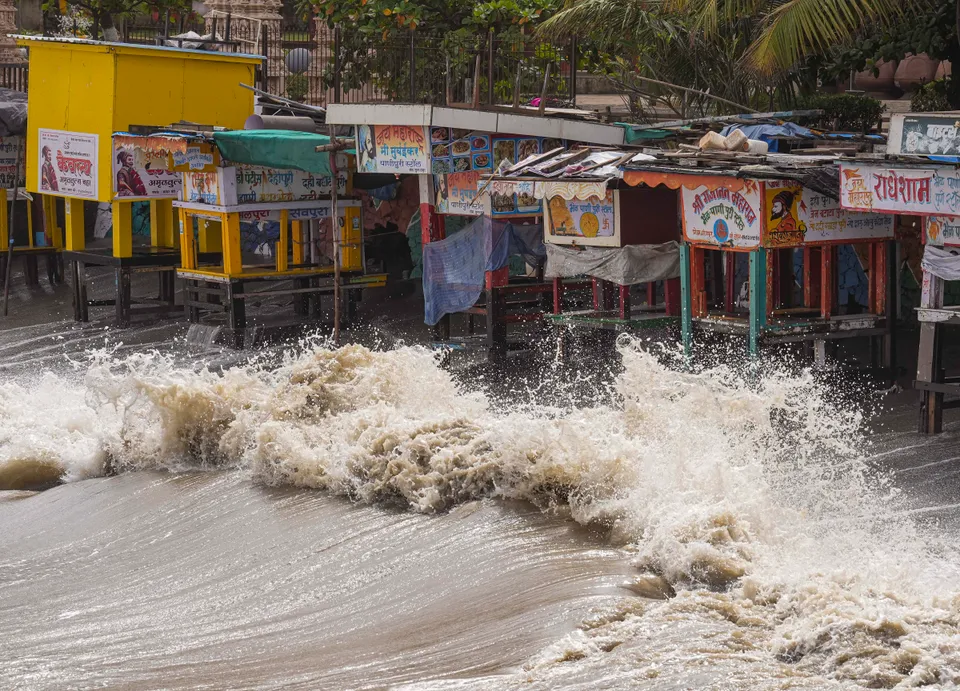 cyclone biprjoy waves.jpg