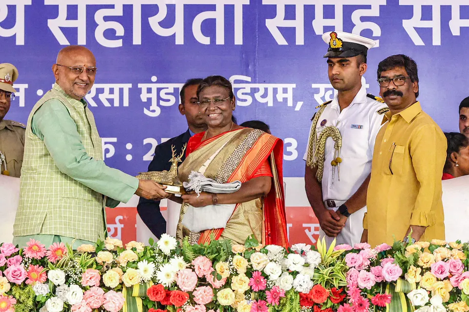 President Droupadi Murmu being felicitated by Jharkhand Governor C.P. Radhakrishna as Chief Minister Hemant Soren looks on during Women's Self Help Group Conference