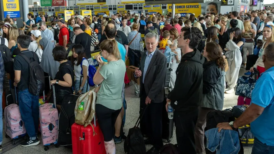 Travel chaos and lengthy queues sparked at London Stansted Airport this morning