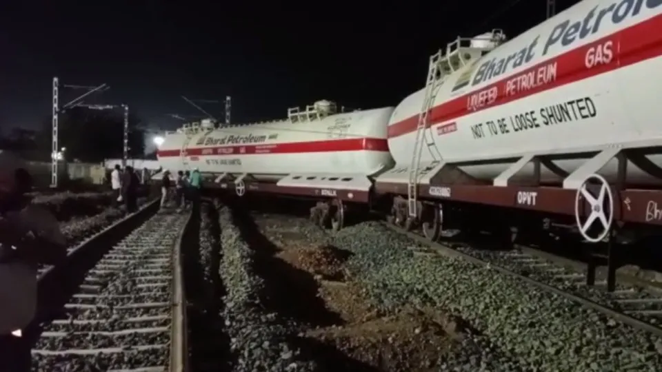 Train derails Jabalpur.jpg