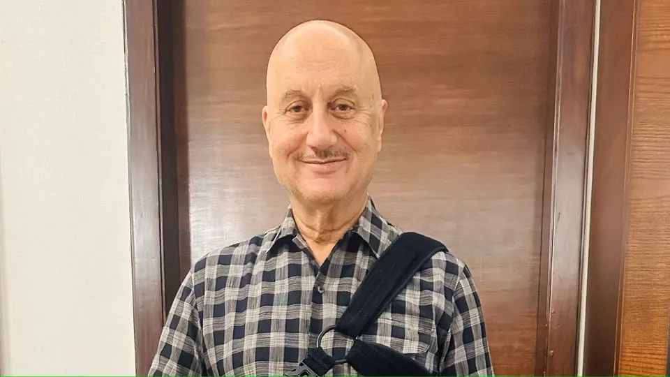 Anupam Kher suffers hairline fracture