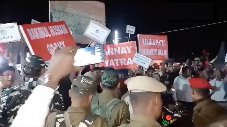 Rahul Gandhi shown Anyay Yatra posters