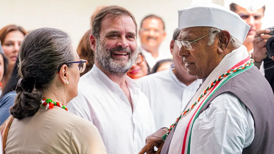 Congress President Mallikarjun Kharge with party leaders Sonia Gandhi and Rahul Gandhi during the 78th Independence Day celebrations at party headquarters, in New Delhi, Thursday, Aug. 15, 2024