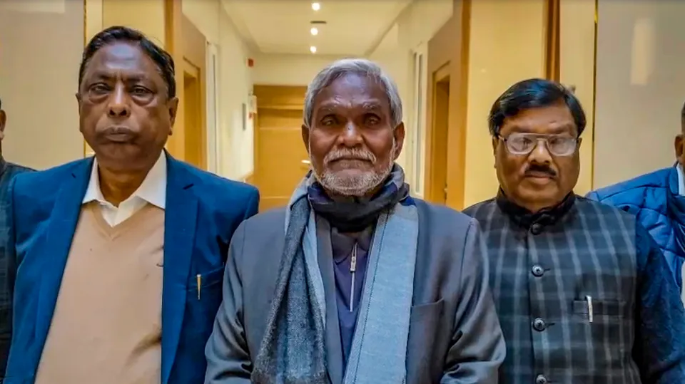 JMM leader Champai Soren with supporting MLAs at a meeting, in Ranchi