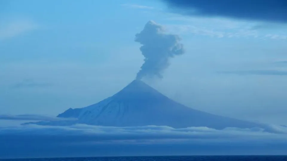 Alaska volcano spews ash cloud high enough to draw warning for pilots