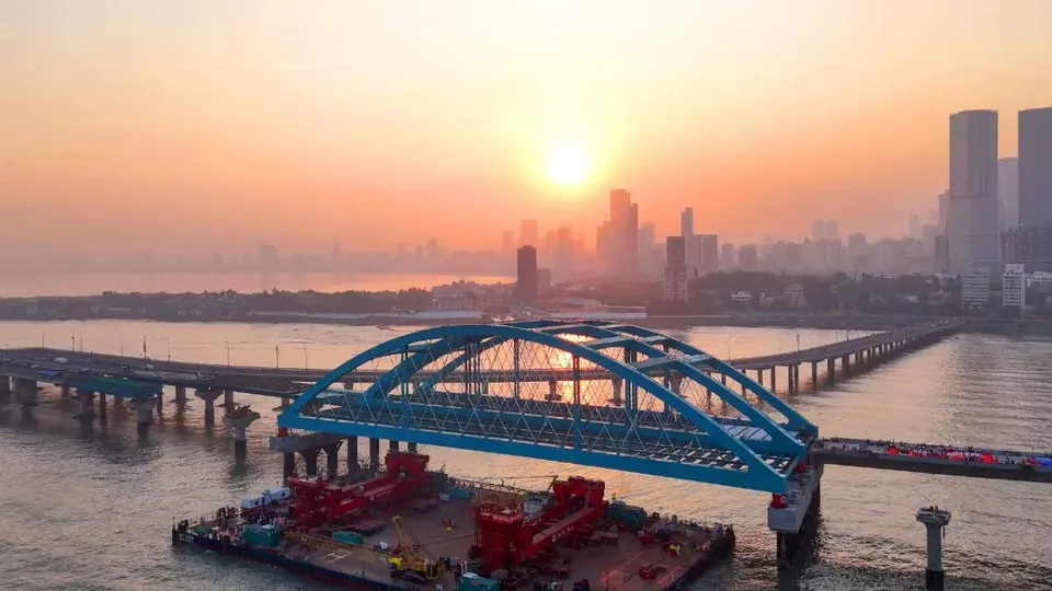 The second girder connecting the mumbai costal road and the Bandra-Worli sea link