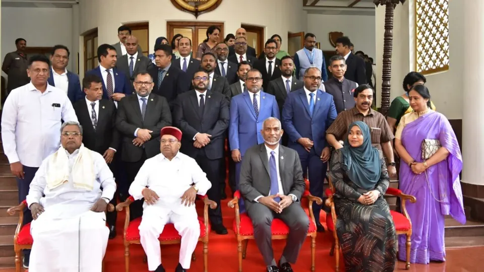 Karnataka Chief Minister Siddaramaiah with Maldivian President Mohamed Muizzu, who was accompanied by his wife Sajidha Mohamed, at Raj Bhavan