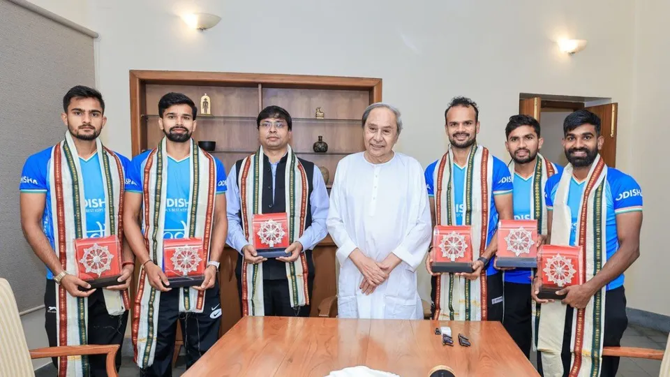 Ex-Odisha CM Naveen Patnaik with Olympic bronze winning hockey team
