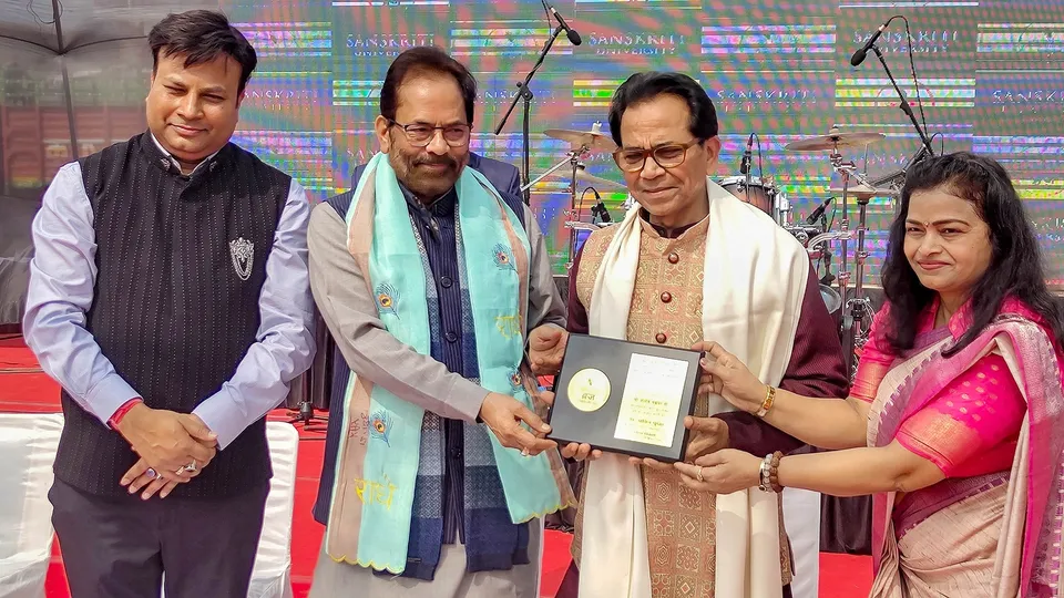 Former union minister Mukhtar Abbas Naqvi with poet Ashok Chakradhar during Braj Sahityotsav, at Sanskriti University, in Mathura