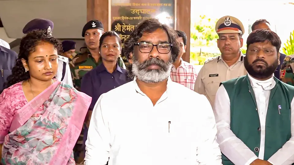 Jharkhand Chief Minister Hemant Soren with wife and JMM MLA Kalpana Soren, in Ranchi (File image)