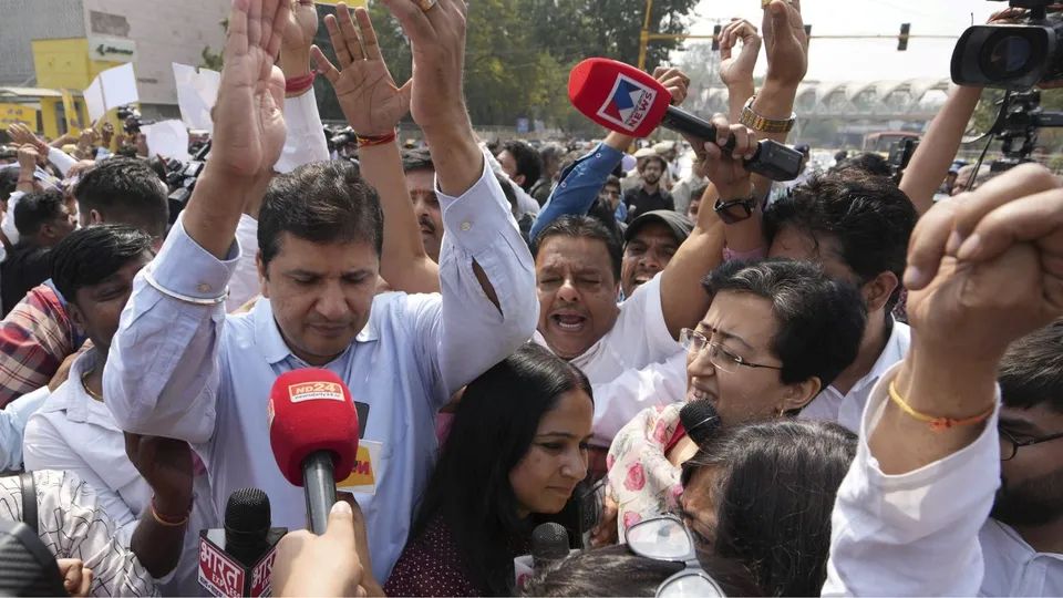 Delhi Ministers Atishi and Saurabh Bharadwaj with AAP workers stage a protest at ITO against the arrest of Chief Minister Arvind Kejriwal