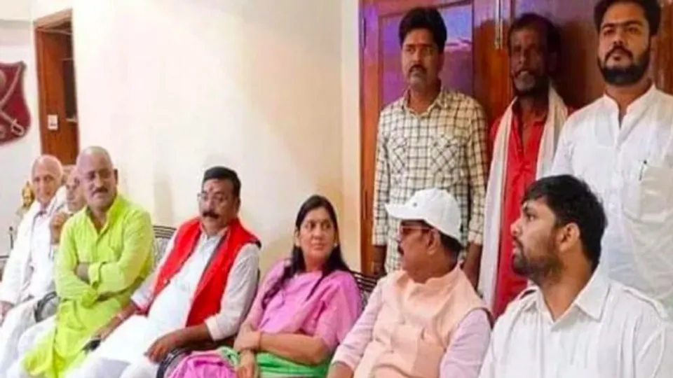 Photo tweeted by BJP's Giriraj Singh