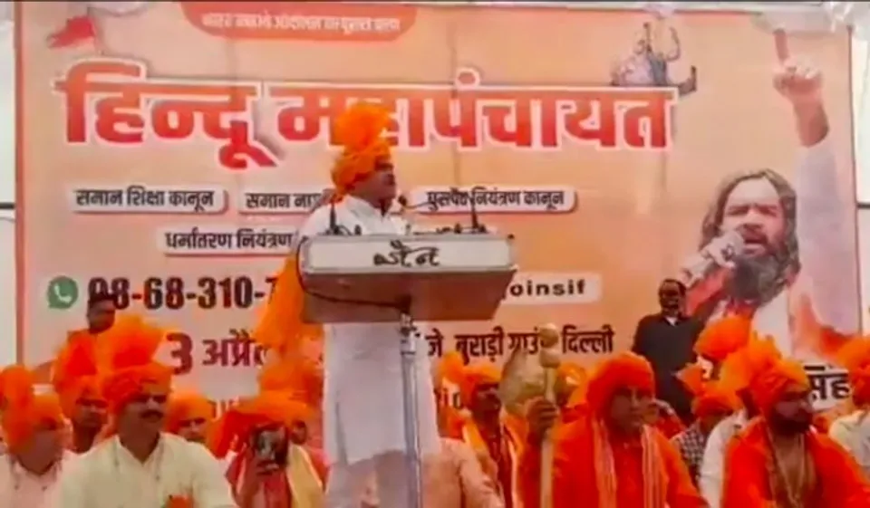 Sudarshan News editor Suresh Chavhanke speaking at the venue.