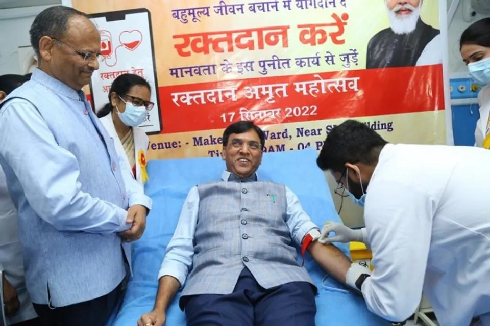 Mansukh Mandaviya donates blood