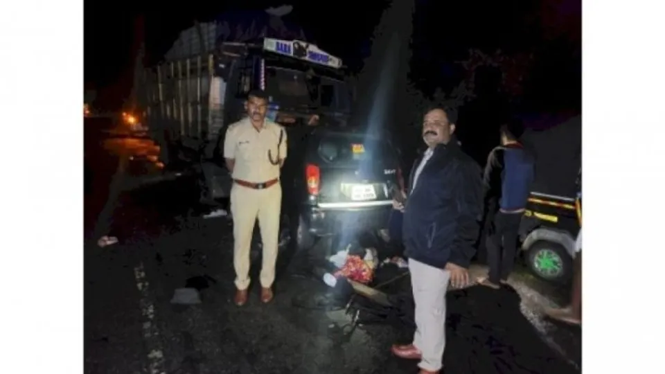 Six members of a family killed in a road mishap in Karnataka's Yadgir district; 3 year old boy survives