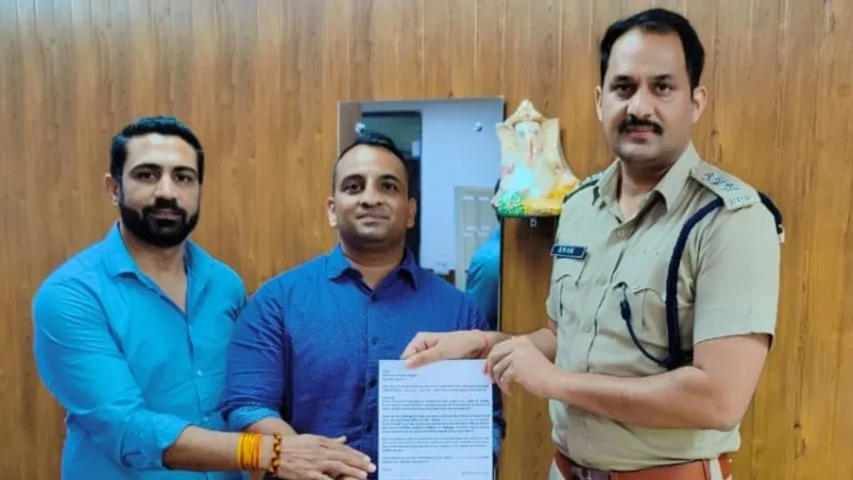 Arun Yadav registering complaint agaist filmmaker Leena Manimekalai on July 5