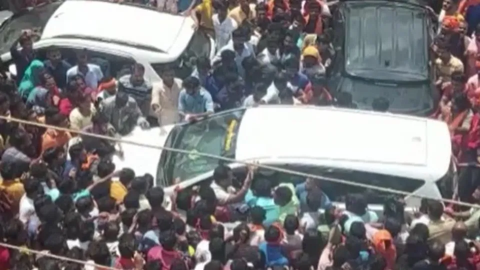  Karnataka BJP president Nalin Kumar Kateel's car heckled