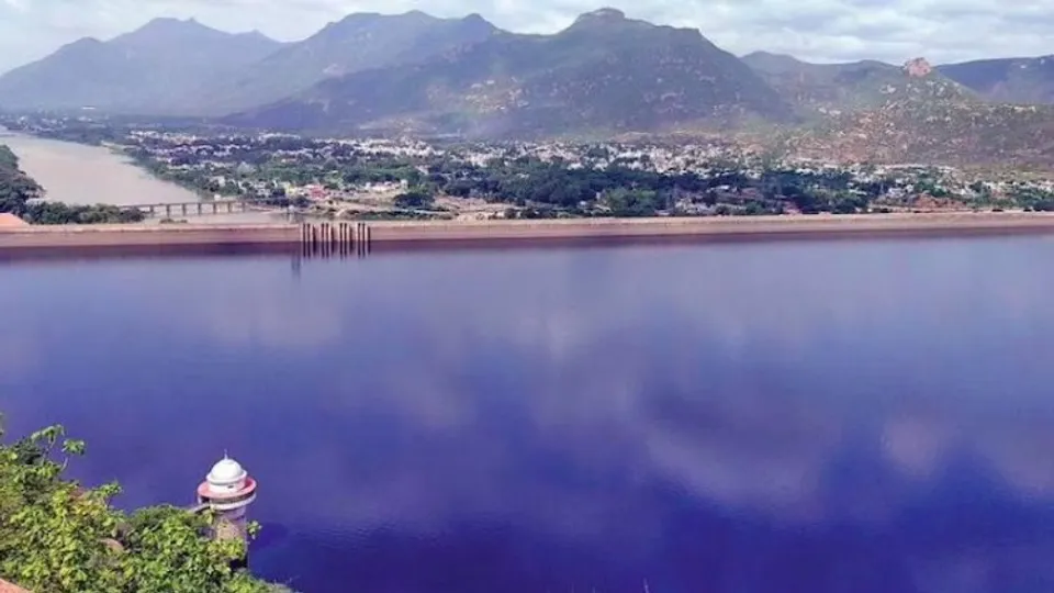 Mettur Dam reaches full capacity of 120 feet