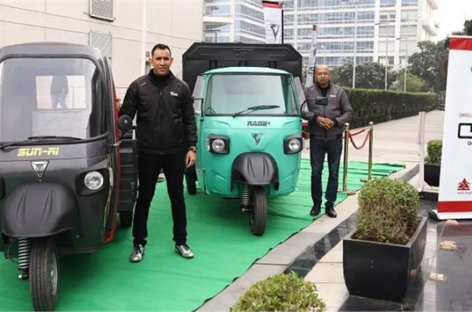  Uday Narang, chairman, Anglian Omega and Dr. Deb Mukherjee, MD, Omega Seiki Mobility at the unveil the new range of the electric vehicles
