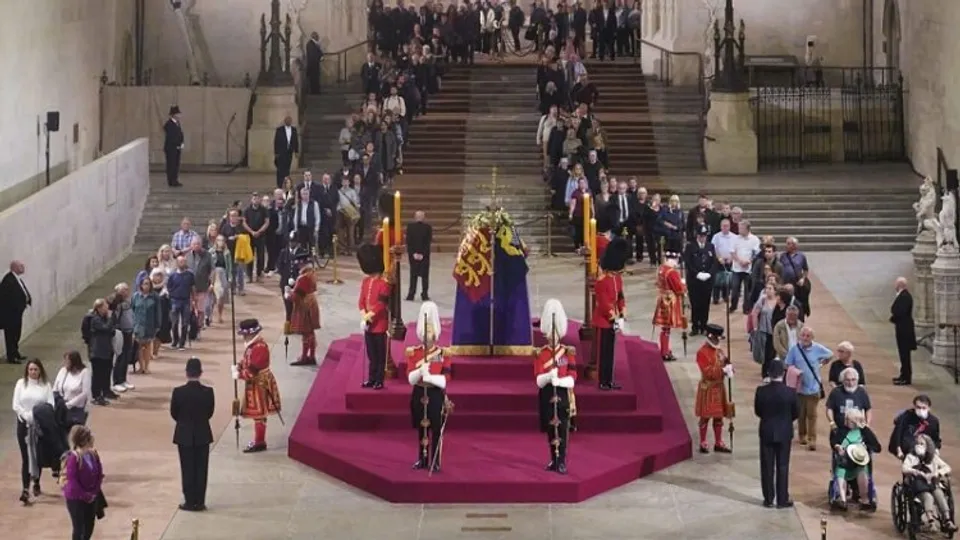Queue for queen's coffin 'paused' as wait hits 14 hours