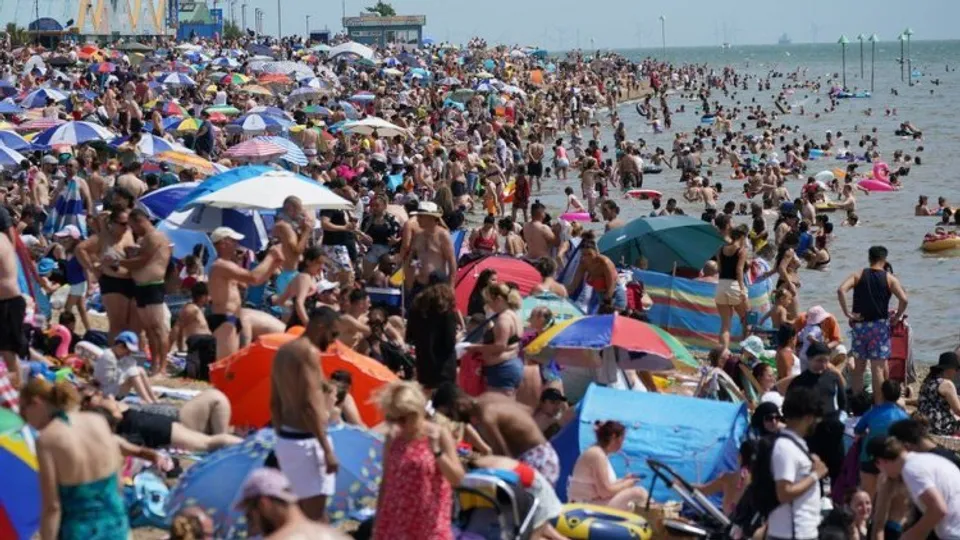UK has warmest-ever night, braces for record-smashing heat