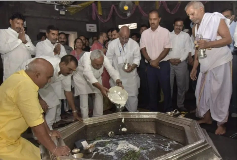 Nitish Kuamr at Vishnupad Temple in Gaya