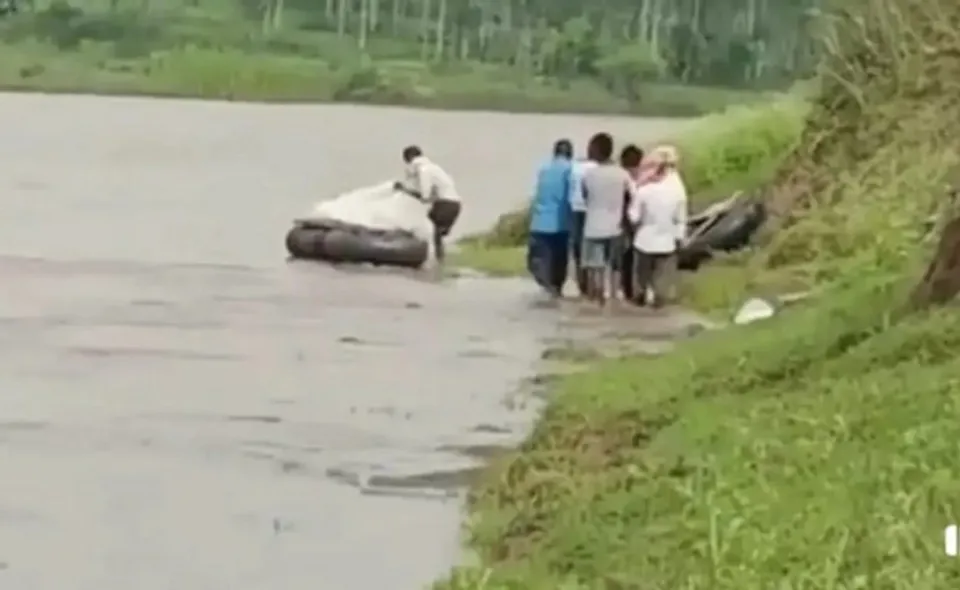 A group of villagers in Madhya Pradesh tied a man's body to a floating rubber tube to cross the flooded Narmada river