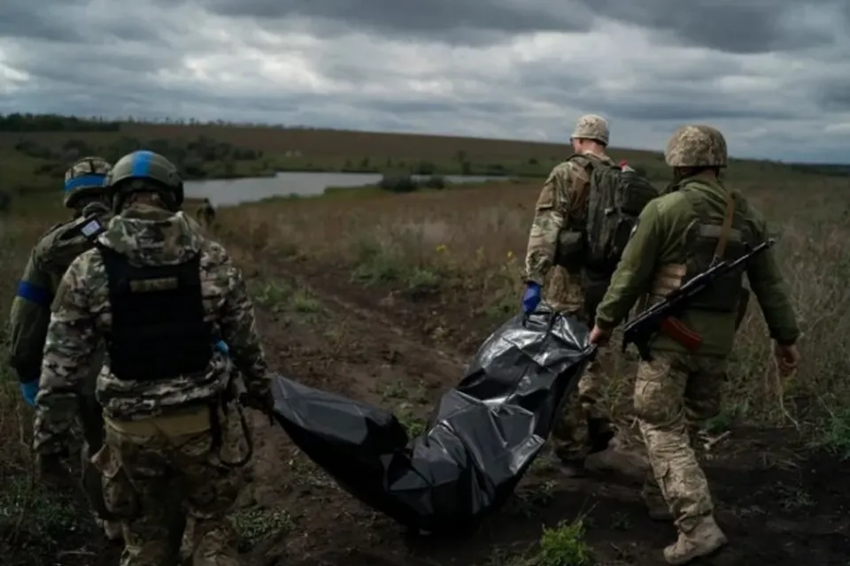 Ukrainian force carrying body of fellow soldier