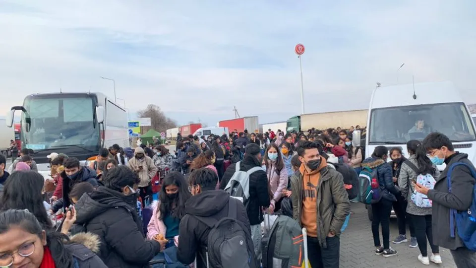 Stranded Indian students move to Porubne-Siret border  for further evacuation (Image Credits: India in Ukraine/ Twitter)
