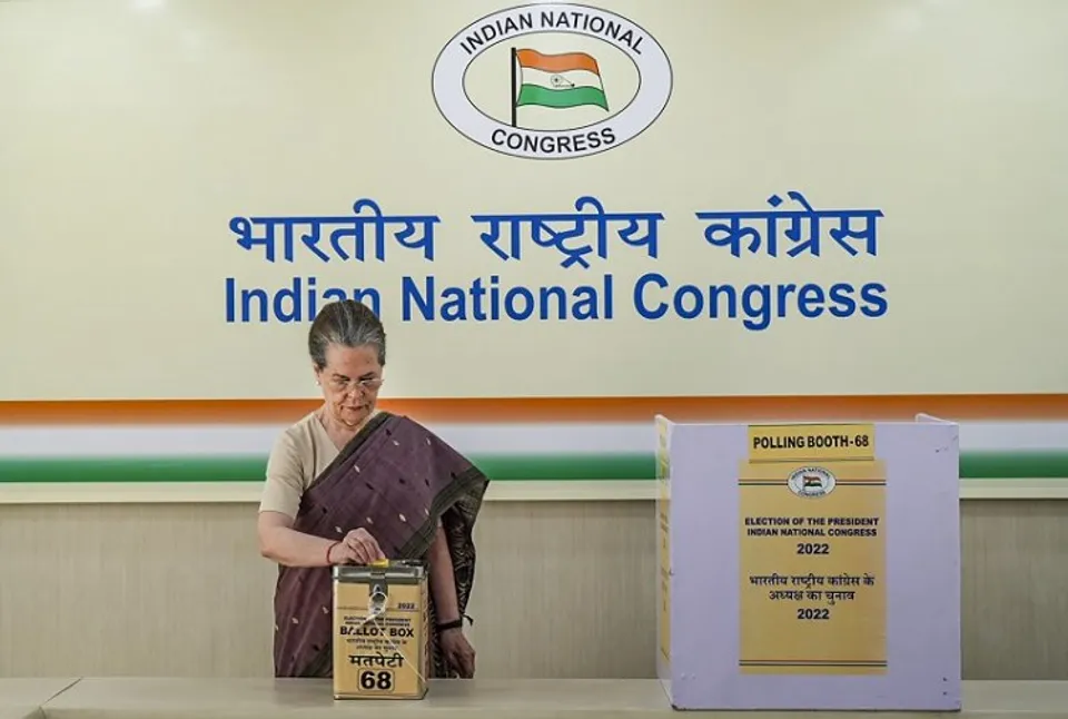 Sonia Gandhi casting her vote