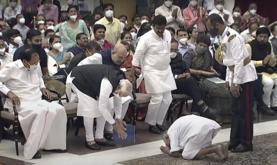 Padma Shri Swami Sivananda and PM Modi greeting each other