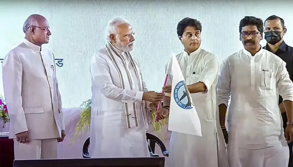 Prime Minister Narendra Modi with Union Civil Aviation Minister Jyotiraditya Scindia, Jharkhand Governor Ramesh Bais and Chief Minister Hemant Soren inaugurates the Deoghar Airport,