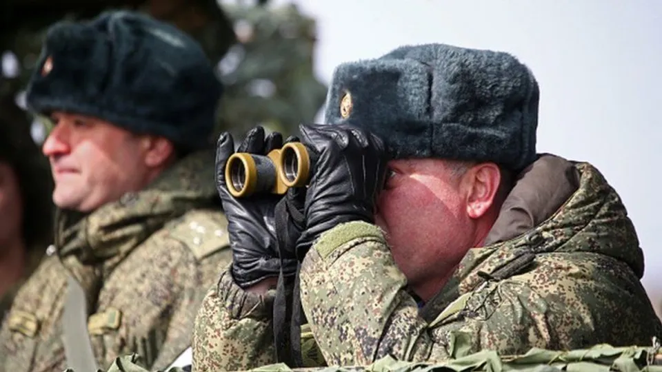 Russian troops observing Ukrainian army positions 
