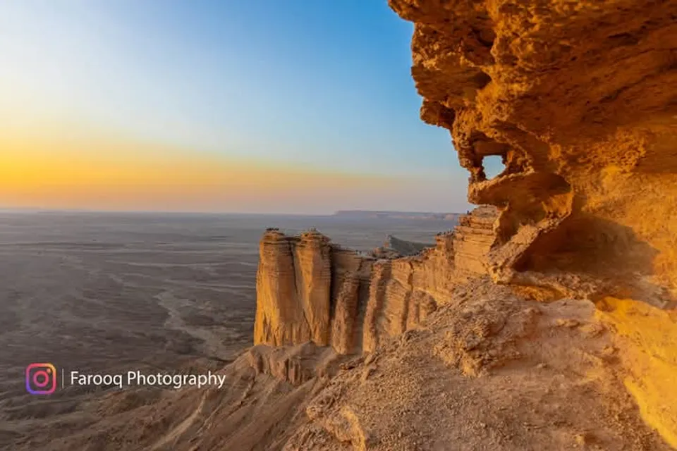 സഞ്ചാരികളേ ഇതിലേ.., സൗദി അറേബ്യയിലെ ഹെഡ്ജ് ഓഫ് ദി വേൾഡ് കാണാൻ സഞ്ചാരികളുടെ വൻ തിരക്ക്