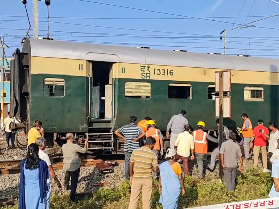 5 coaches of Villupuram-Puducherry passenger