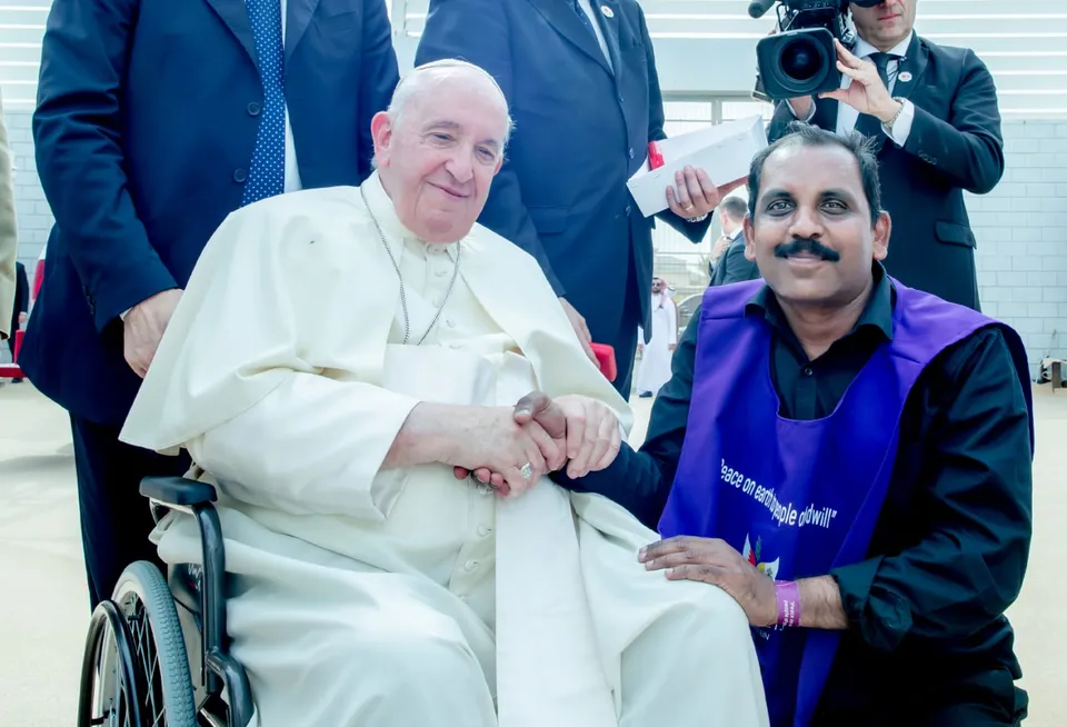 ഫ്രാന്‍സിസ് മാര്‍പാപ്പയുടെ സ്നേഹം അറിഞ്ഞ മലയാളി. പോപ്പ് ചേർത്തുനിർത്തിയ ധന്യനിമിഷങ്ങൾ ഓർത്തെടുത്ത് പത്തനംതിട്ടക്കാരനായ ബഹ്റൈൻ പ്രവാസി. മാർപാപ്പയുടെ അനു​ഗ്രഹം ഏറ്റുവാങ്ങിയതിന്റെ നിർവൃതിയിൽ അനിൽ