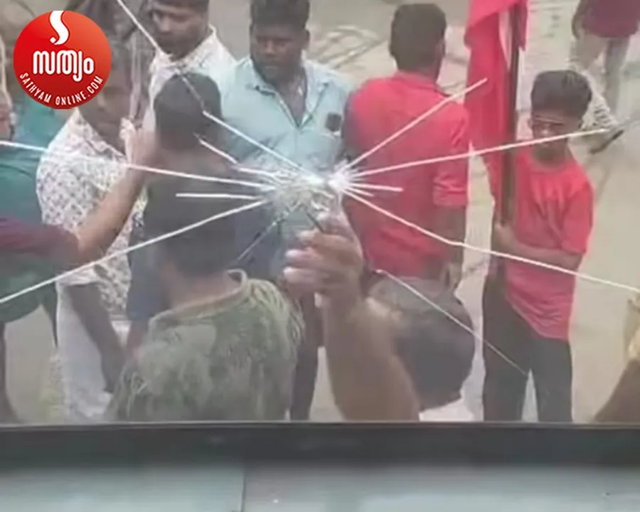 ksrtc bus glass broken by union protesters
