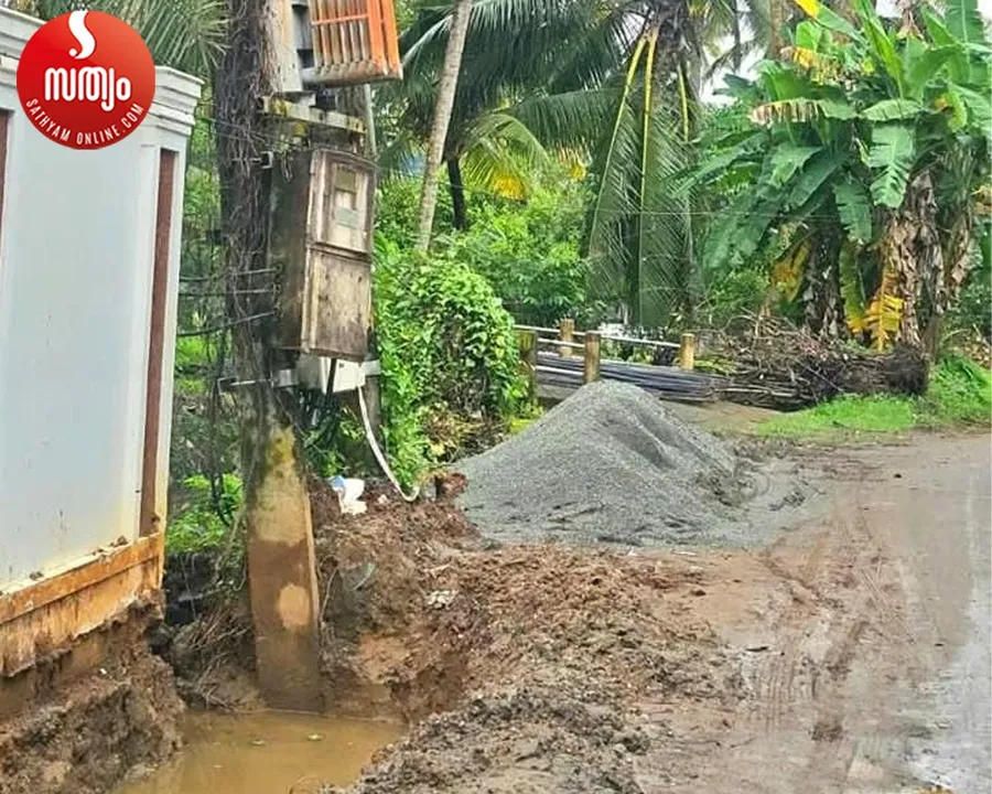 electric post in dangerous condition