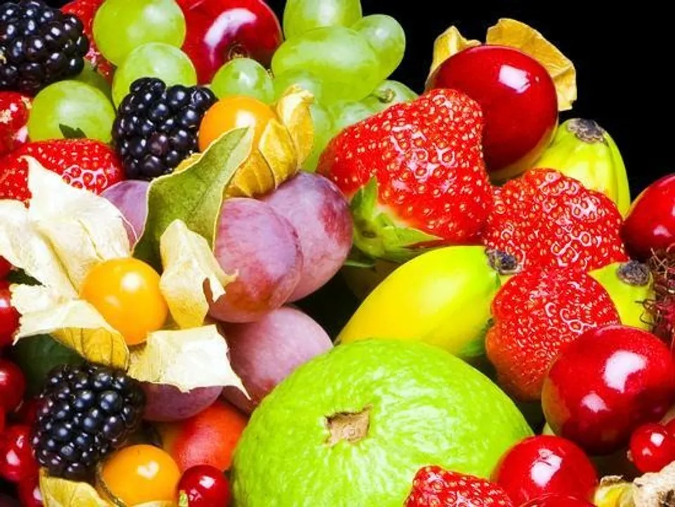 close-up-of-fresh-fruits-fruit-assortments-fruits-and-vegetables_u-L-PZ1HYH0