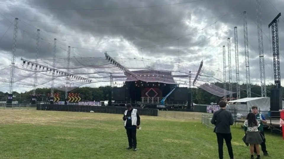 മണിക്കൂറിൽ 80 മൈൽ പ്രഹര ശേഷിയിൽ ഇംഗ്ലണ്ടിനെ ഉലച്ച് 'ലിലിയൻ' കൊടുങ്കാറ്റ്; പലയിടങ്ങളിലും വ്യോമഗതാഗതവും വൈദ്യുതി വിതരണവും തടസ്സപ്പെട്ടു; ലീഡ്സ് ഫെസ്റ്റിവൽ സ്റ്റേജുകൾ അടച്ചു