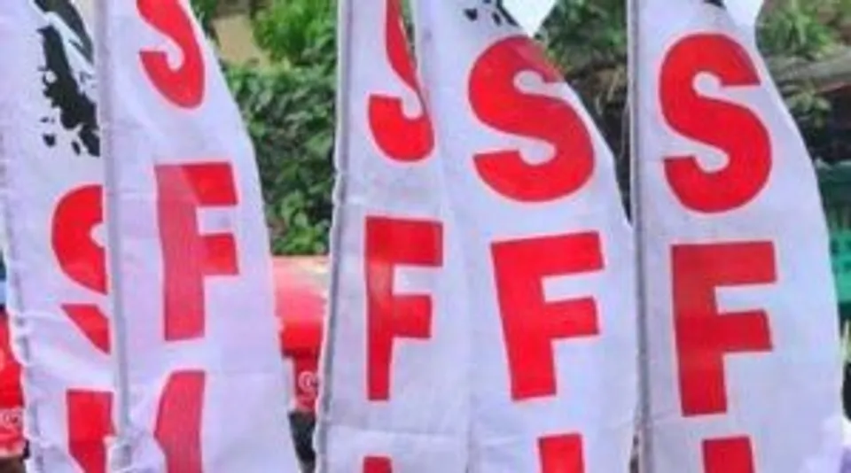 എസ്‌എഫ്‌ഐയുടെ ഭീഷണി: അഡ്മിഷന്‍ ലഭിച്ച സ്കൂളില്‍ നിന്ന് മറ്റൊരു സ്കൂളിലേക്ക് മാറികൊല്ലപ്പെട്ട ശരത് ലാലിന്റെ ബന്ധുവായ പ്ലസ് വണ്‍ വിദ്യാര്‍ത്ഥി: ഭീഷണി രൂക്ഷമായതോടെ വിദ്യാര്‍ത്ഥി സ്‌കൂളില്‍ നിന്ന് ടിസി വാങ്ങിയത് പൊലീസ് സംരക്ഷണത്തില്‍