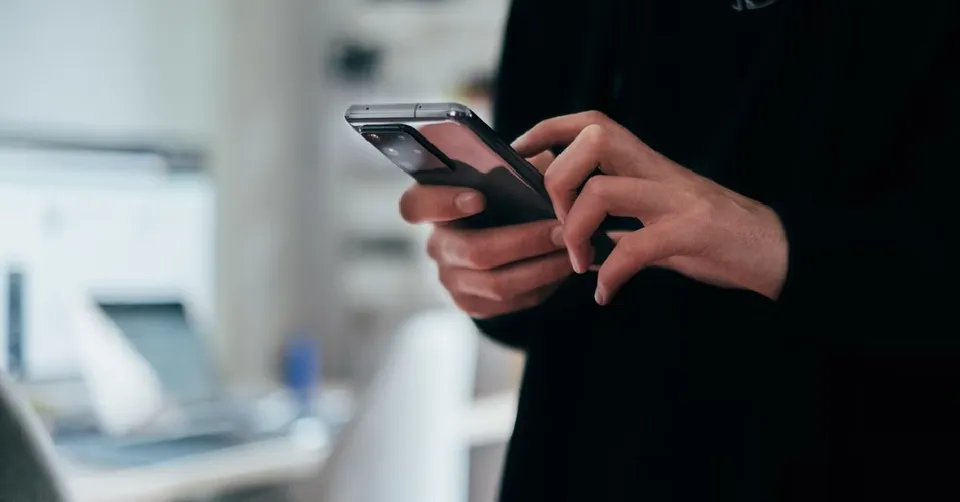 വിവാഹേതര ബന്ധം: ഫോണ്‍കോള്‍ രേഖ  സ്വകാര്യതാ ലംഘനമാകുമോയെന്ന് പരിശോധിക്കും