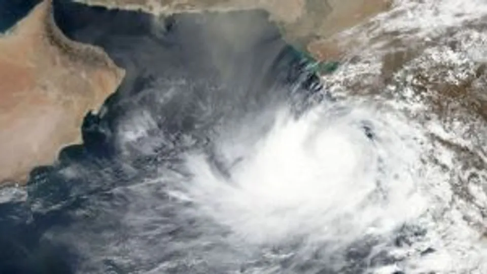 ഗുജറാത്ത് തീരം തൊടാതെ വായു ചുഴലിക്കാറ്റ് വടക്ക് പടിഞ്ഞാറൻ ദിശയിലേക്ക് നീങ്ങുന്നു: ശക്തമായ കാറ്റിലും മഴയിലും ഗുജറാത്തിൽ കനത്ത നാശനഷ്ടങ്ങൾ