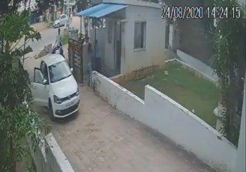 ഫ്ലാറ്റിലേക്ക് കയറ്റിയില്ല, സെക്യൂരിറ്റി ജീവനക്കാരനെ 'കയ്യേറ്റം' ചെയ്ത് യുവതി ( വീഡിയോ)