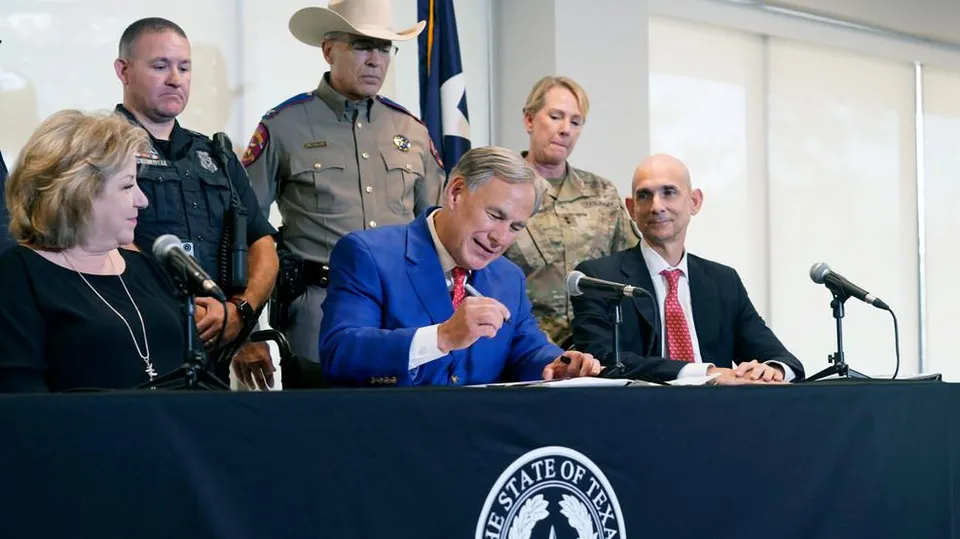 ടെക്‌സസ് അതിര്‍ത്തിയില്‍ അഭയാര്‍ത്ഥി പ്രവാഹം: ഫെഡറല്‍ അടിയന്തിരാവസ്ഥ പ്രഖ്യാപിക്കണമെന്ന് ഗവര്‍ണ്ണര്‍