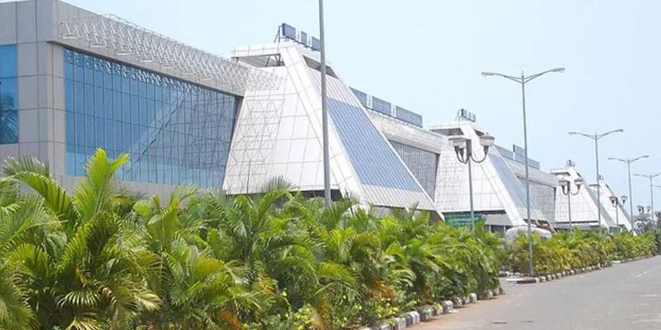 അരക്കോടി തരാം, കരിപ്പൂർ റൺവേ വെട്ടിമുറിക്കരുത് !!